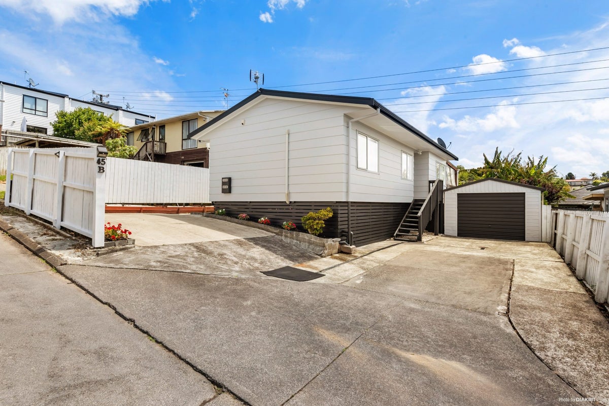 45 Lilburn Crescent, Massey, Auckland - Carousel 1