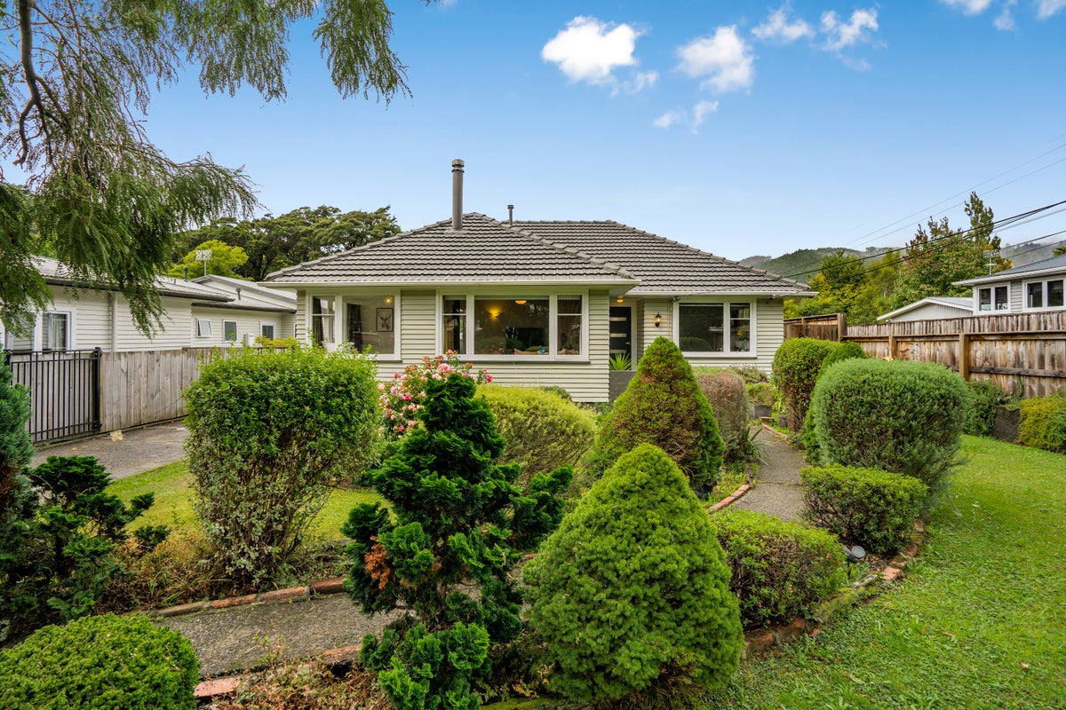 5 Pinehaven Road, Pinehaven, Upper Hutt - Carousel 1