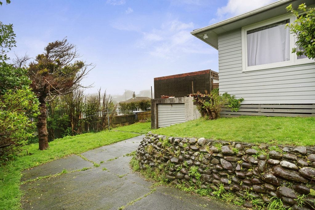 21 Barclay Street, Newlands, Wellington - Carousel 2