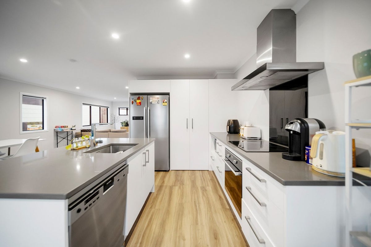 29B Glanmire Road, Newlands, Wellington - Carousel 2