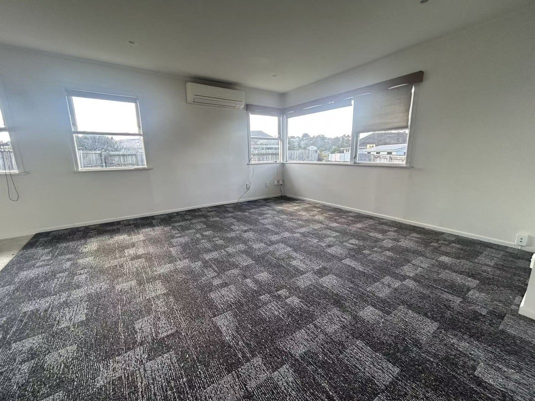 15 La Rosa Street, Green Bay, Auckland - Carousel 2