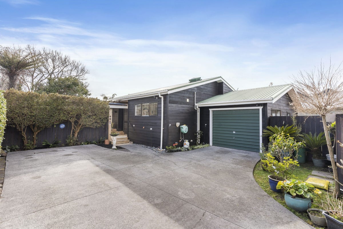 2/8 Enderby Drive, Te Atatu Peninsula, Auckland - Carousel 1