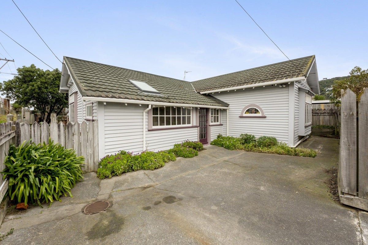 111A Apu Crescent, Lyall Bay, Wellington - Carousel 2