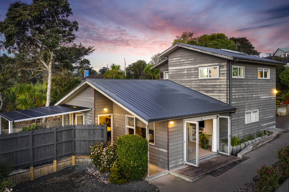 11 Deane Avenue, Titirangi, Auckland - Carousel 1