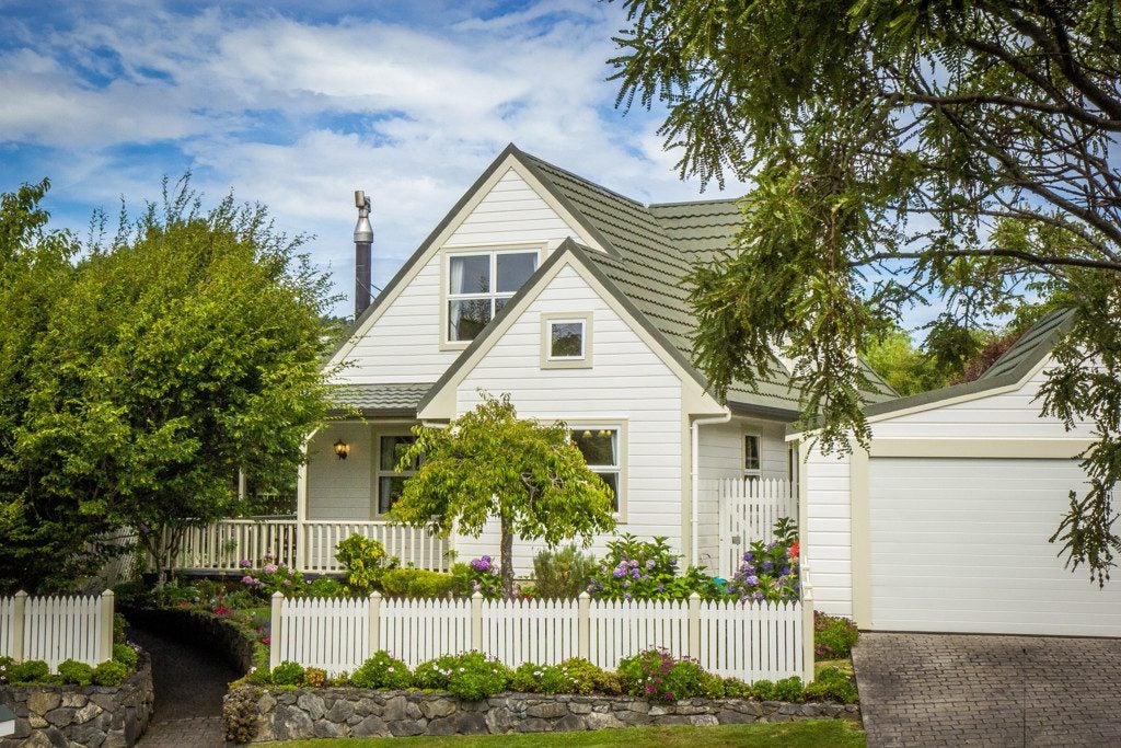 10 Wantwood Grove, Churton Park, Wellington - Carousel 1
