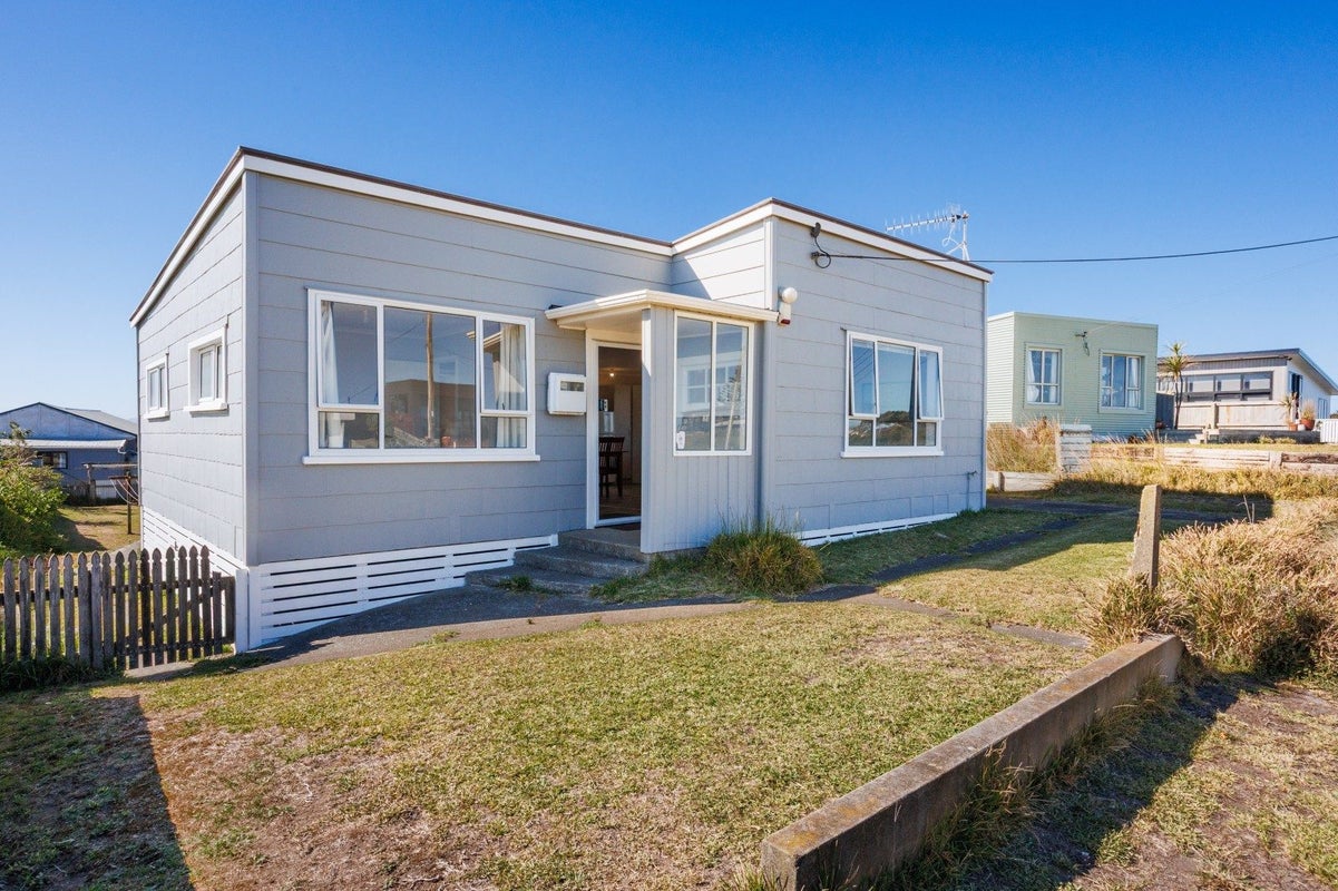 13 Nelson Street, Foxton Beach, Foxton - Carousel 2