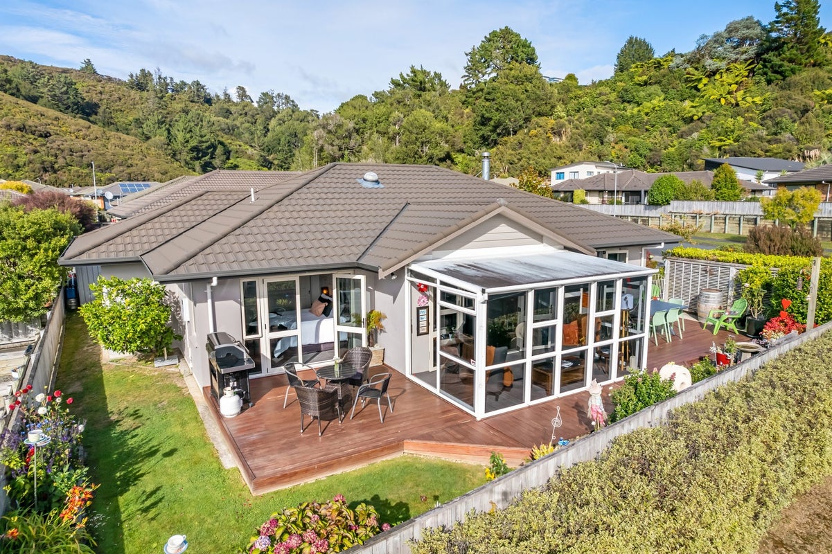 48 King Charles Drive, Kingsley Heights, Upper Hutt - Carousel 2