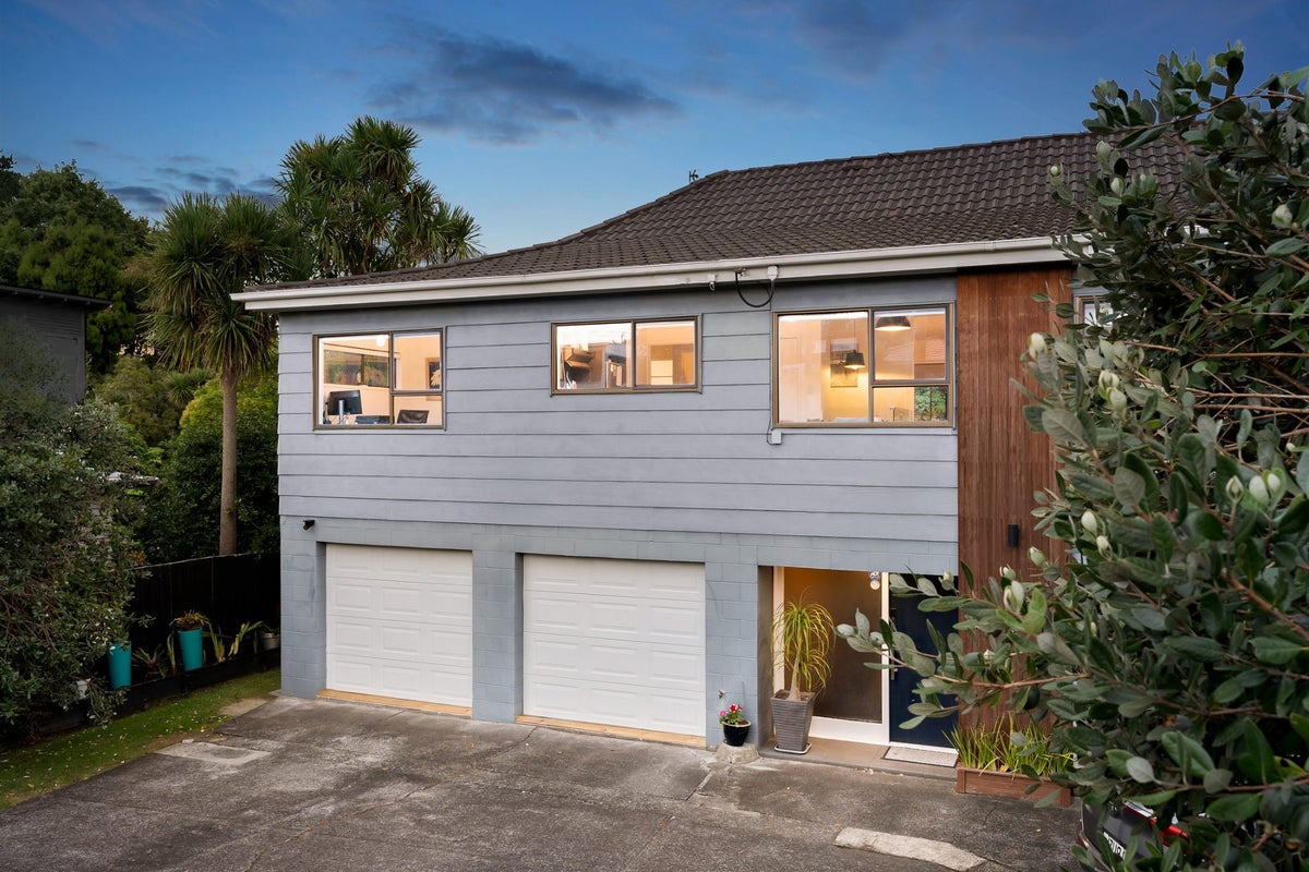 2/10 Seaton Road, Murrays Bay, Auckland - Carousel 1