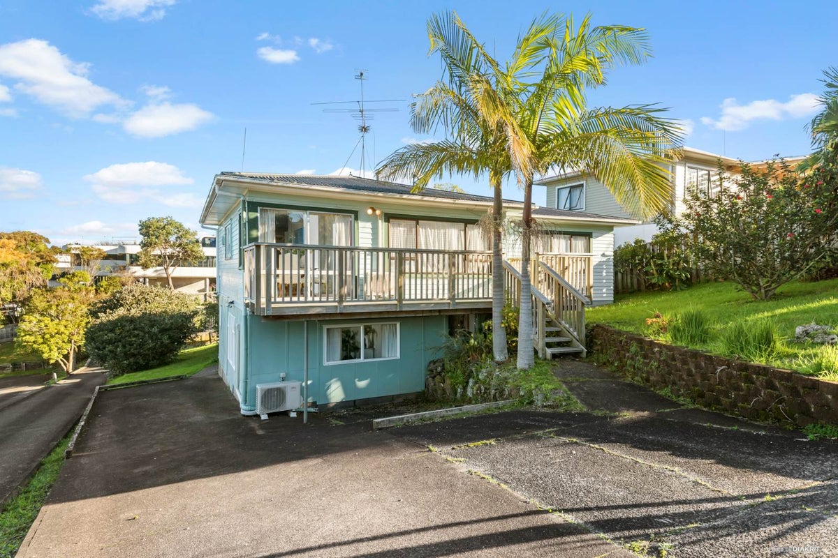 9 Camelot Place, Glenfield, Auckland - Carousel 1