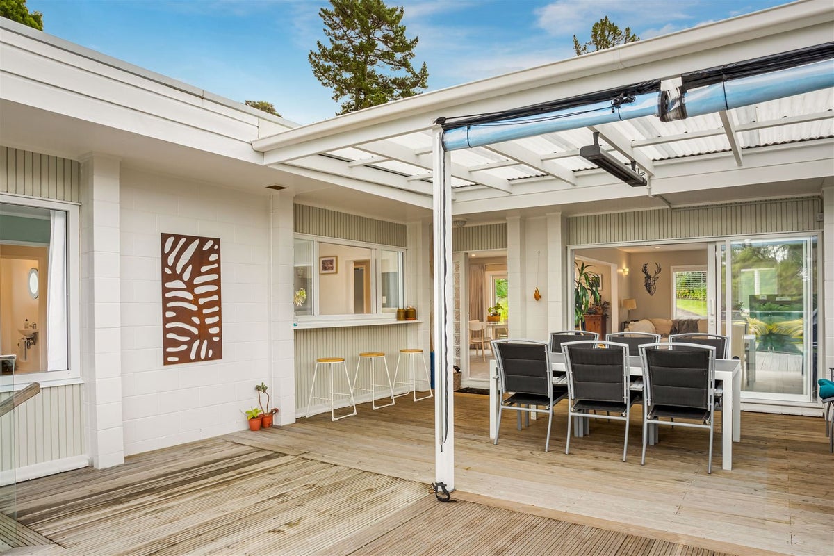 1040 Scenic Drive North, Swanson, Auckland - Carousel 2