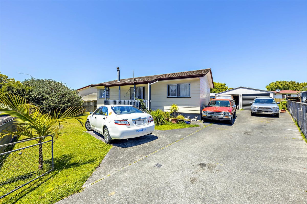 49 Te Irirangi Drive, Clover Park, Auckland - Carousel 1