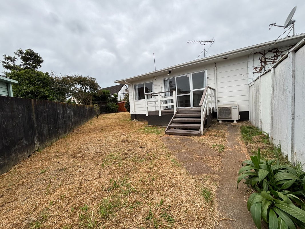 1/21 Challen Close, Conifer Grove, Takanini - Carousel 1