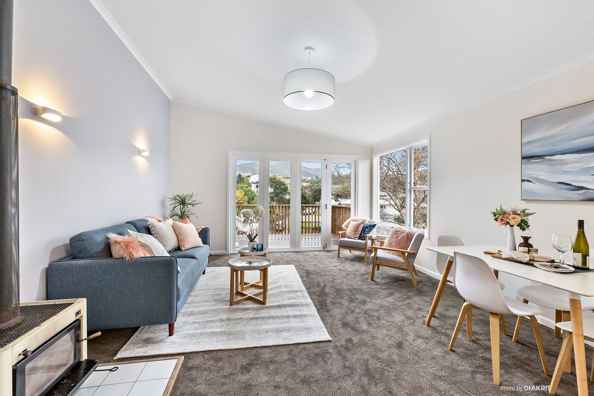 25 Southern Cross Crescent, Island Bay, Wellington - Carousel 2