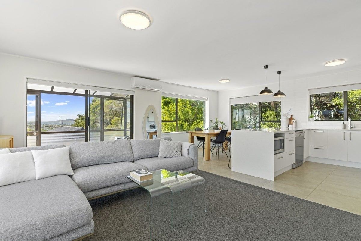 1/39 Sunset Road, Totara Vale, Auckland - Carousel 1