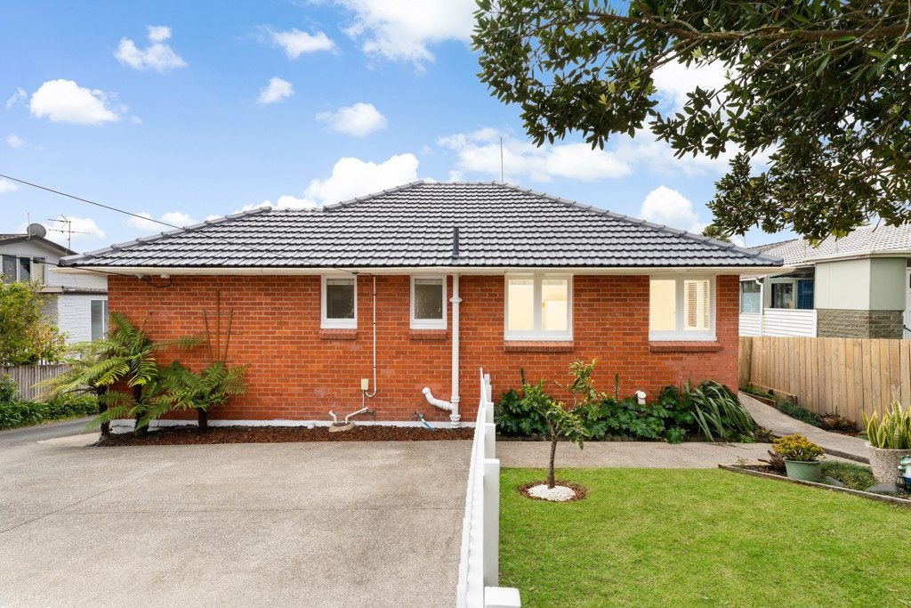 1/625 Beach Road, Rothesay Bay, Auckland - Carousel 2