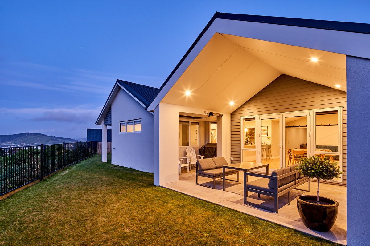 8 Prestbury Grove, Churton Park, Wellington - Carousel 1