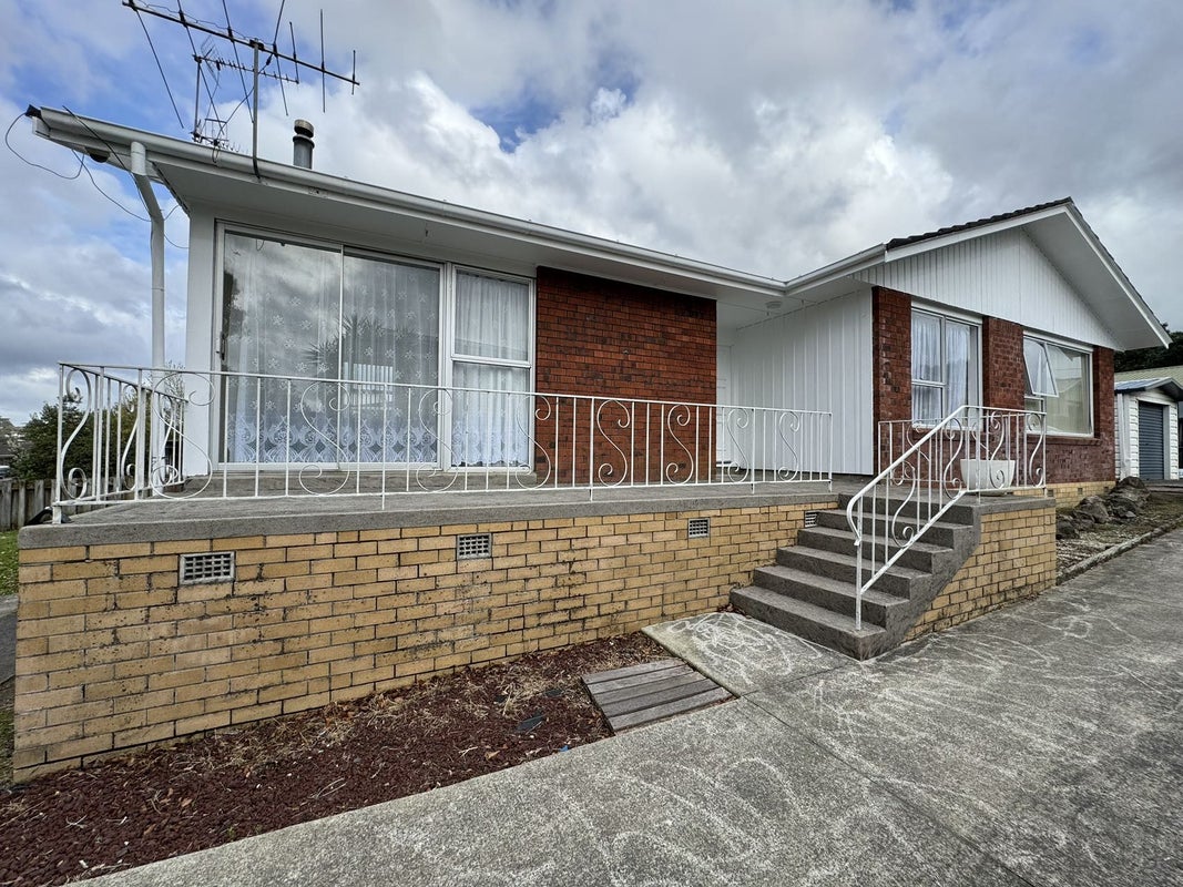 1/56 Cockayne Crescent, Sunnynook, Auckland - Carousel 1