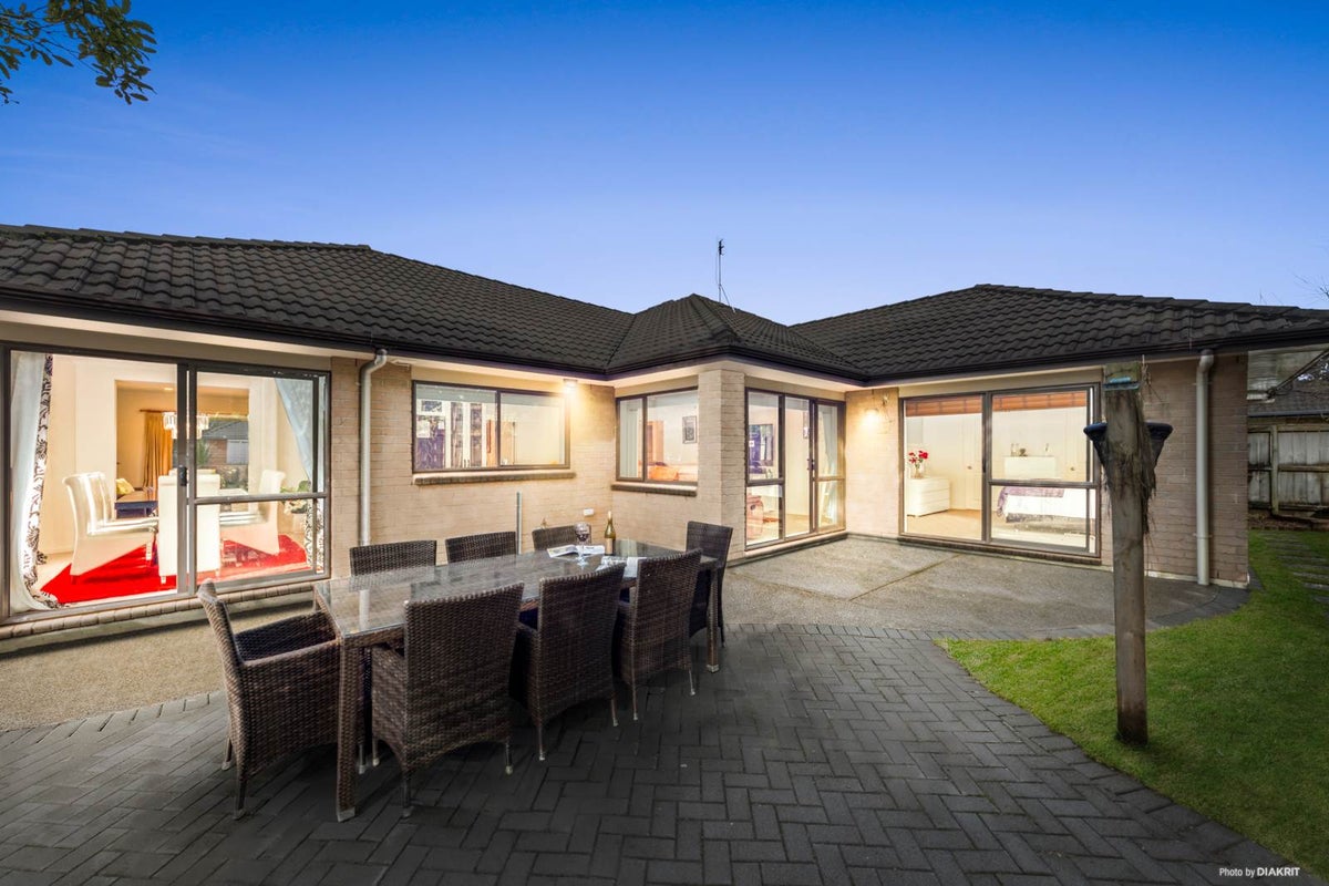 62 Thornbury Crescent, East Tamaki Heights, Auckland - Carousel 1