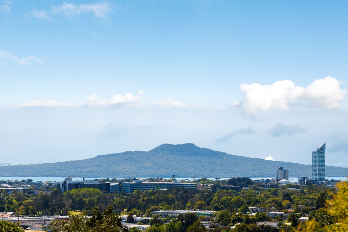 9E Marlborough Avenue, Glenfield, Auckland - Carousel 2