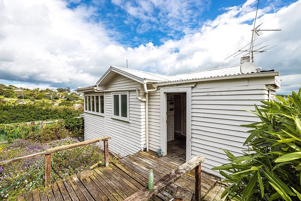 16 Marama Avenue, Surfdale, Waiheke Island - Carousel 2