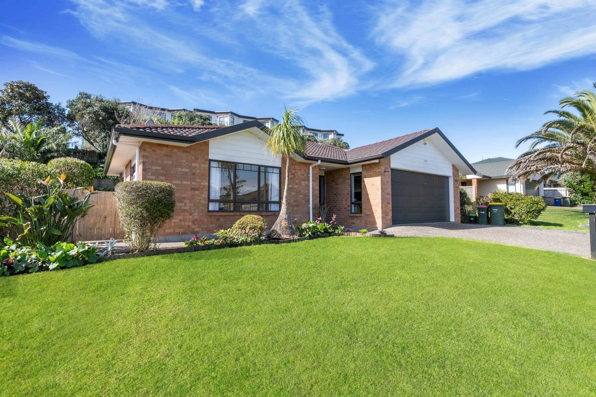 16 Sunvista Avenue, Oteha, Auckland - Carousel 1
