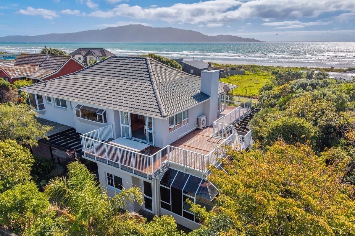 8 Ara Kuaka, Waikanae Beach, Waikanae - Carousel 2
