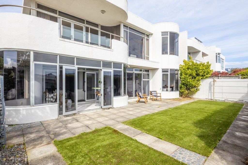 18 Lawson Place, Mount Victoria, Wellington - Carousel 1