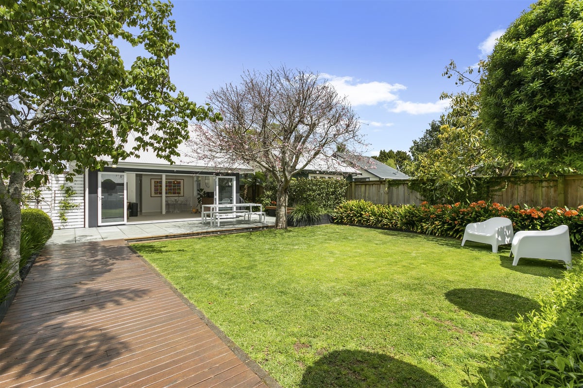 2/25A BEACH RD, Te Atatu Peninsula, Waitakere - Carousel 1