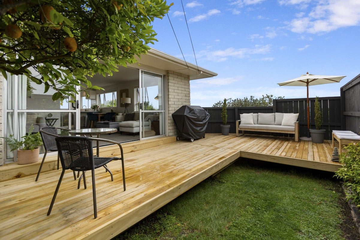 21 York Crescent, Westown, New Plymouth - Carousel 1