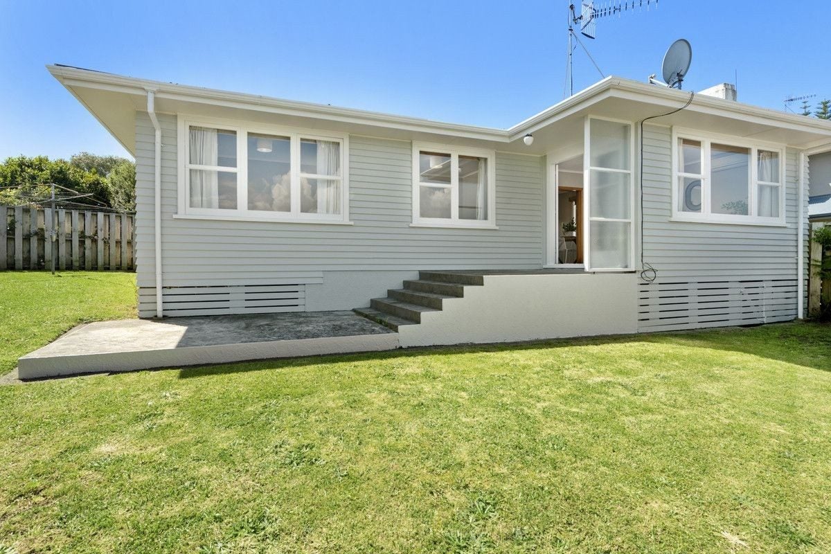 4 Regent Street, Brookfield, Tauranga - Carousel 1