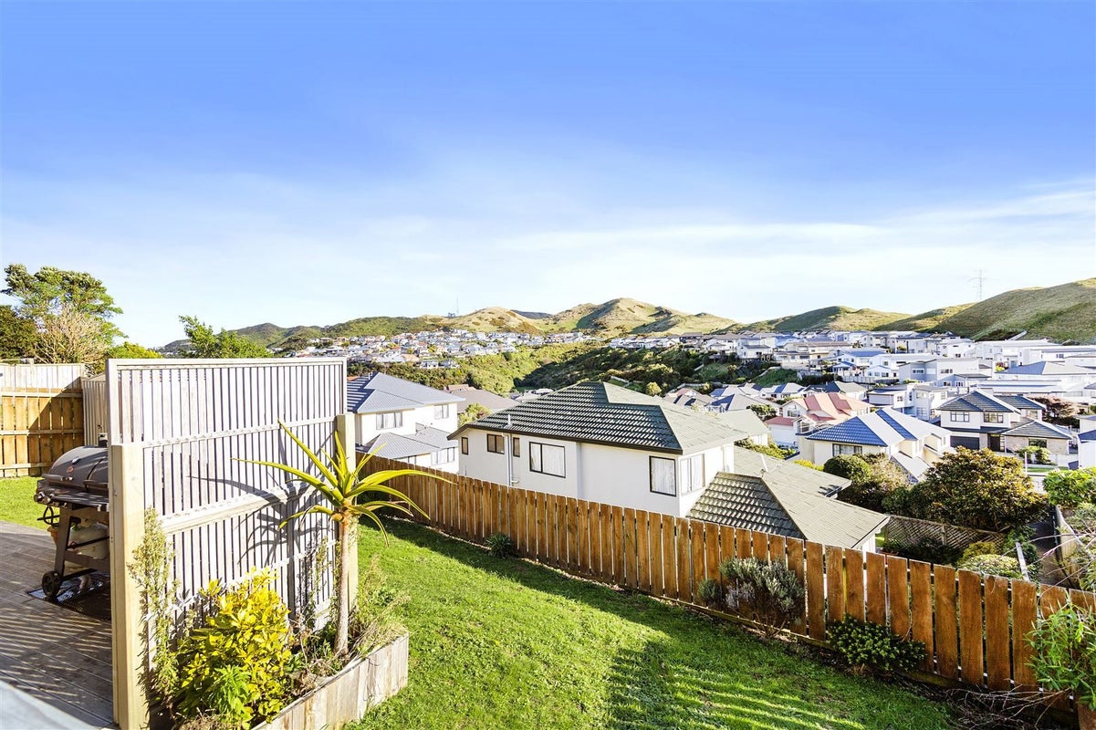 13 Nether Green Crescent, Johnsonville, Wellington - Carousel 1