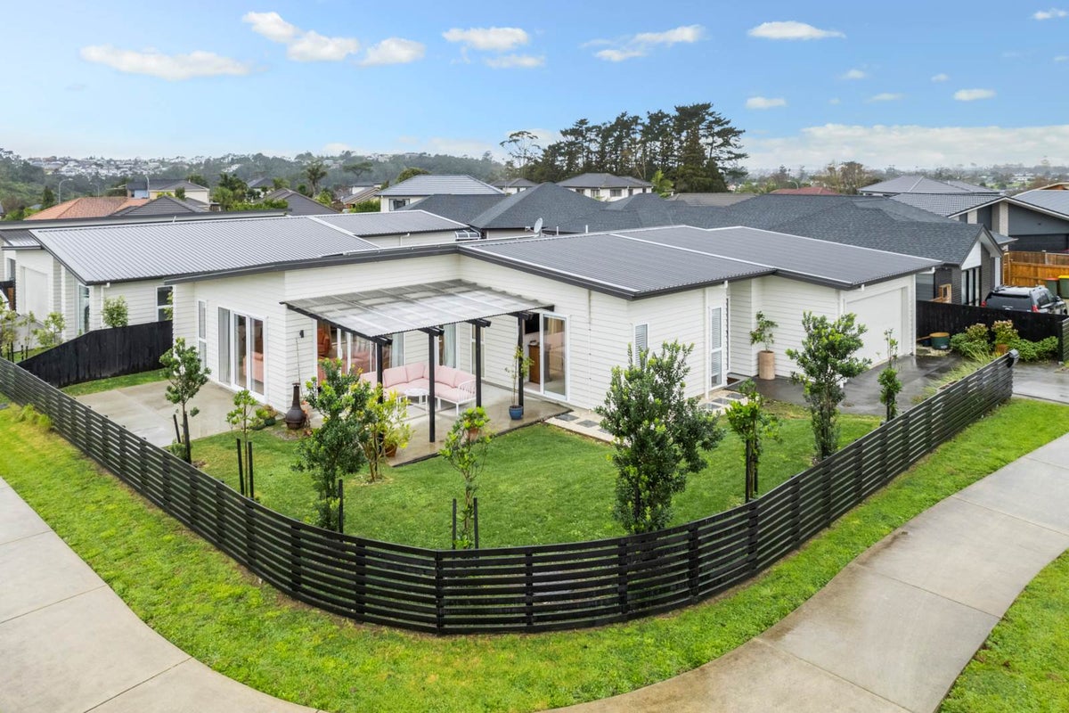 2 Patrick Rice Drive, Swanson, Auckland - Carousel 1