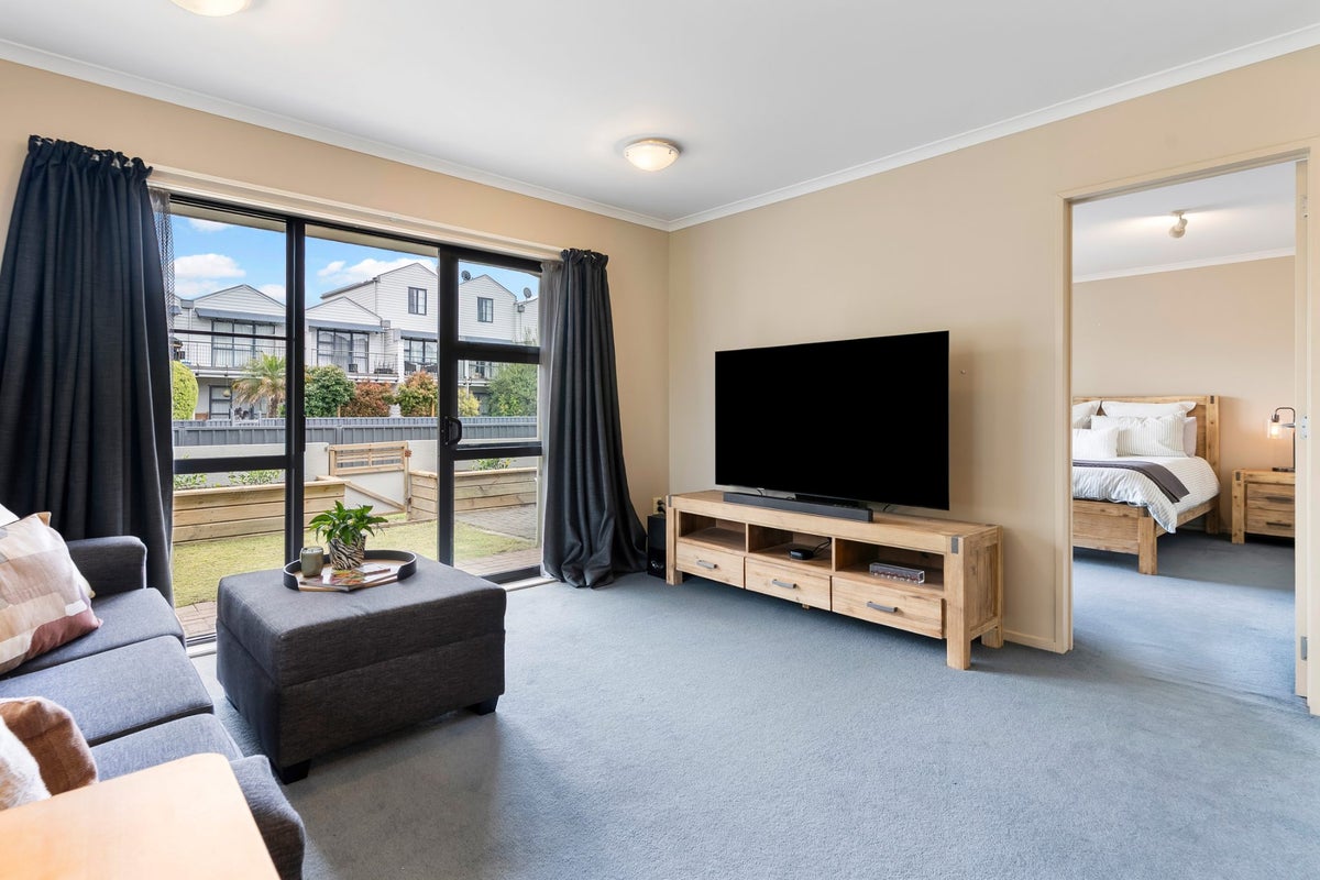 8/5 Carolina Place, Albany, Auckland - Carousel 1