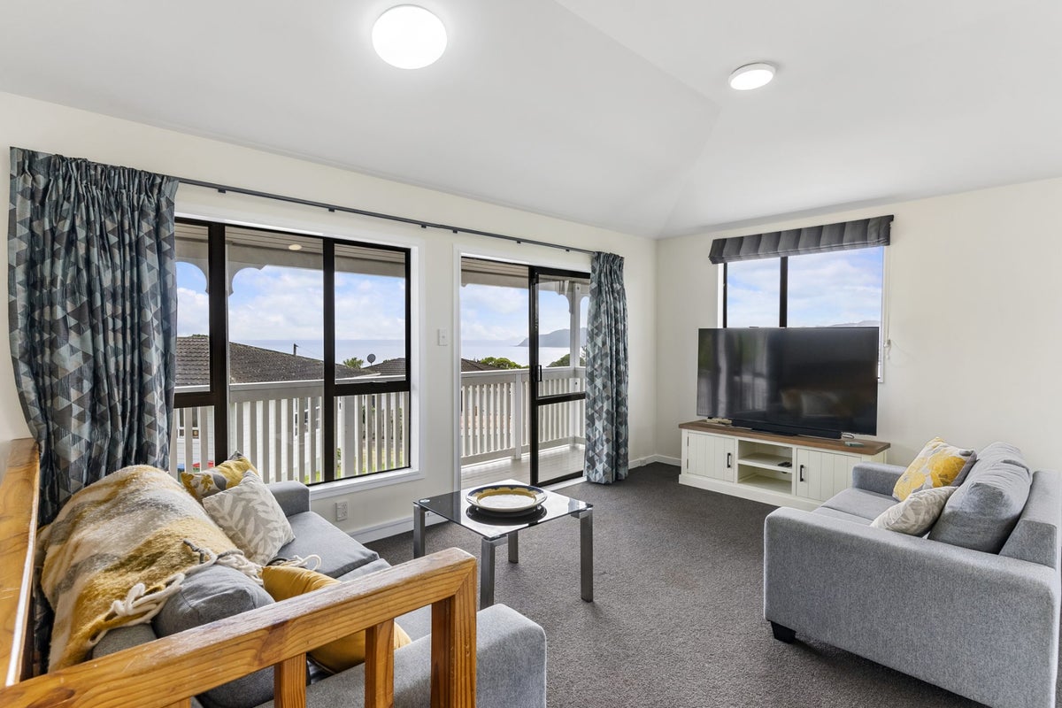 32 HIWI CRES, TITAHI BAY, PORIRUA - Carousel 2