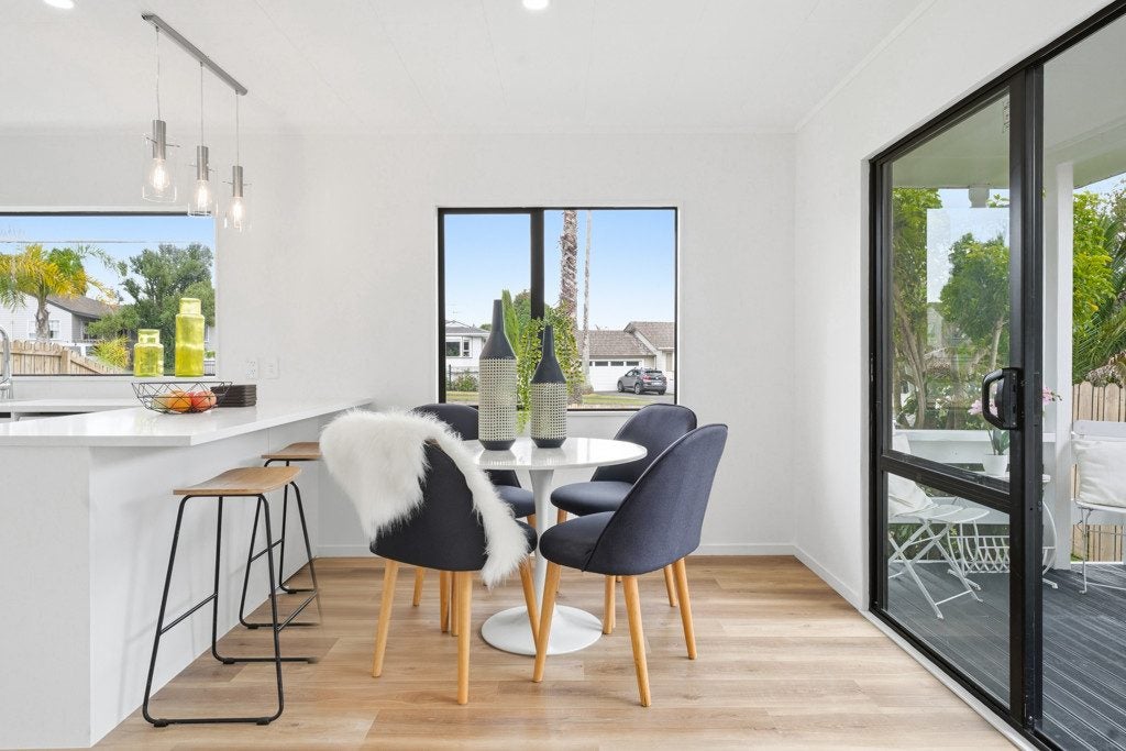 2/68 Meadowood Drive, Unsworth Heights, Auckland - Carousel 2