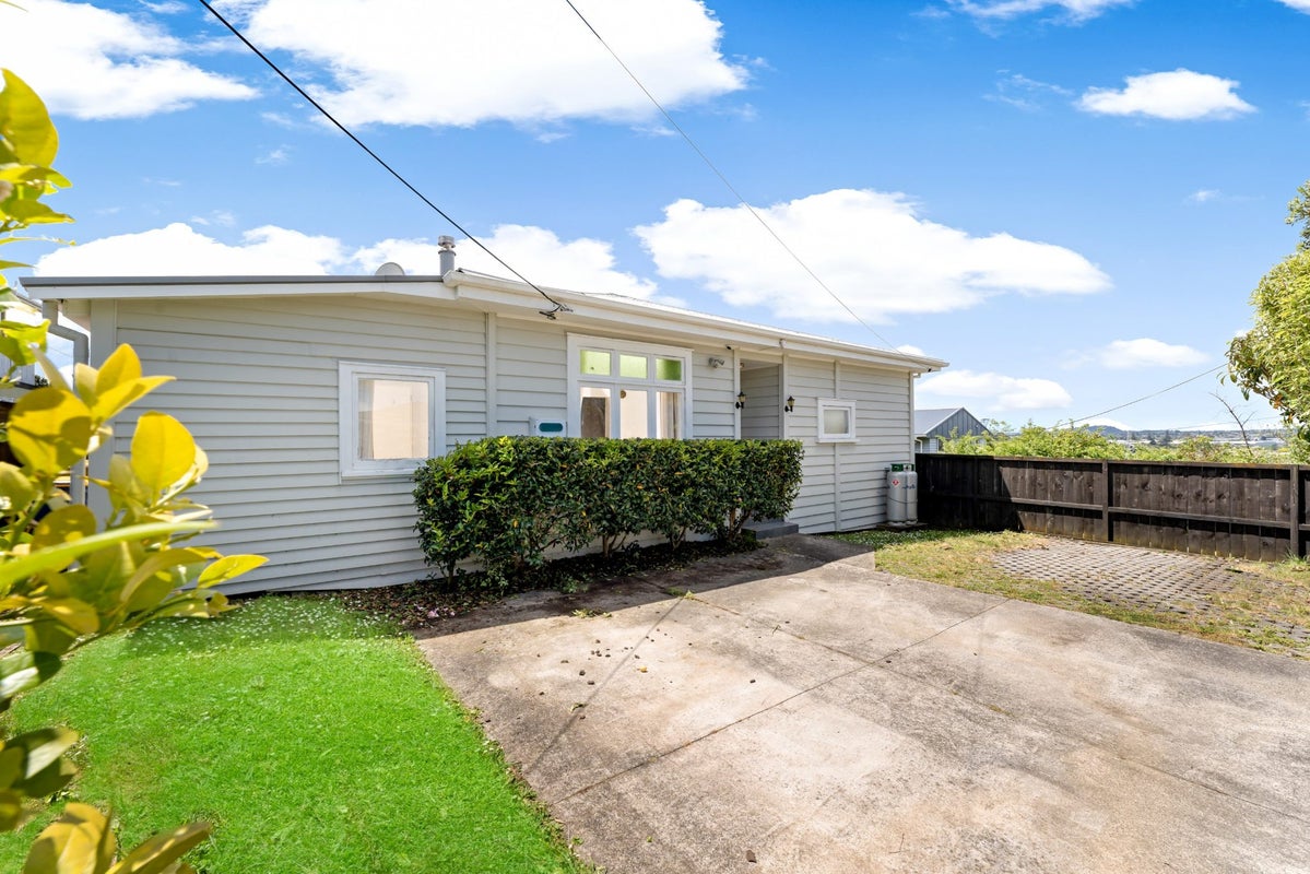14A Divich Avenue, Te Atatu South, Auckland - Carousel 1