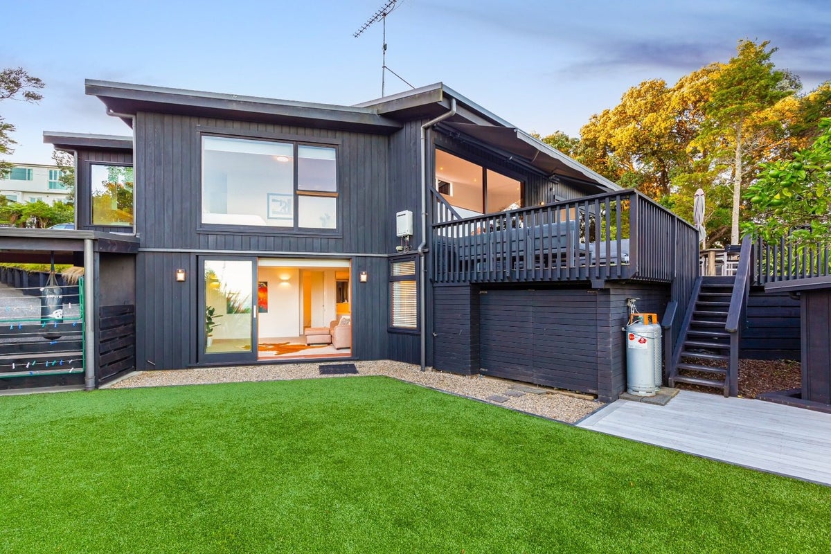 2 Okewa Road, Titirangi, Auckland - Carousel 1