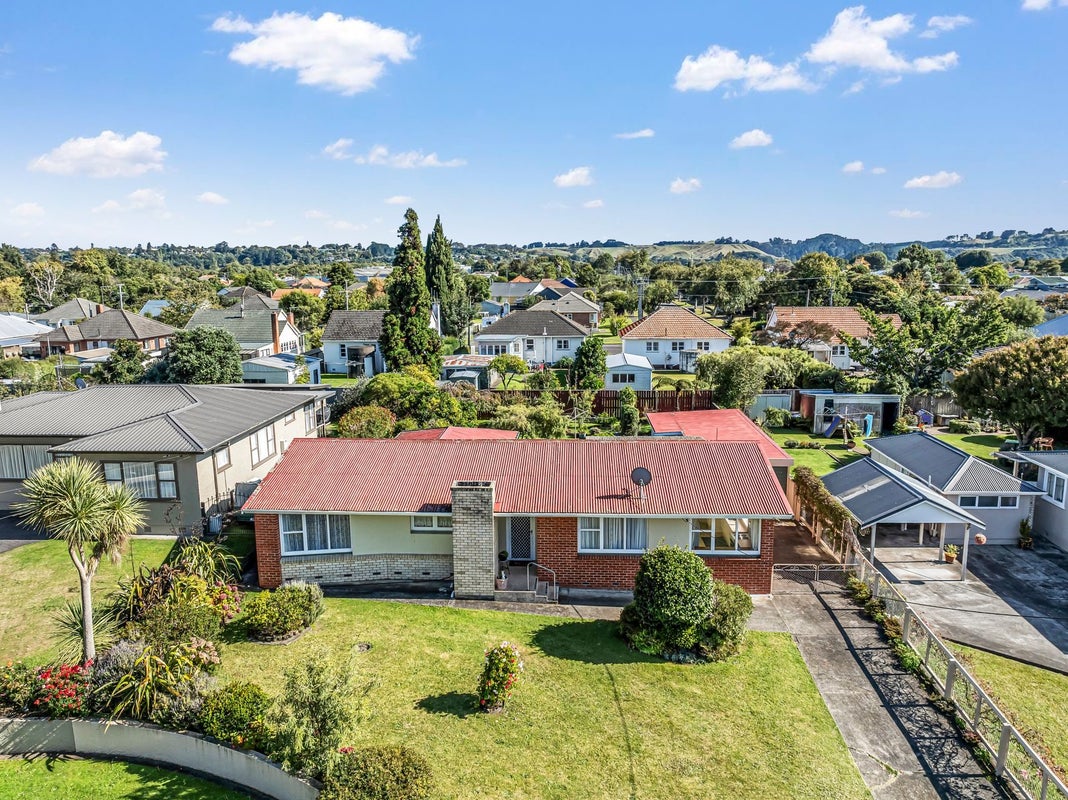 4 Glandwr Crescent, Whanganui East, Whanganui - Carousel 1