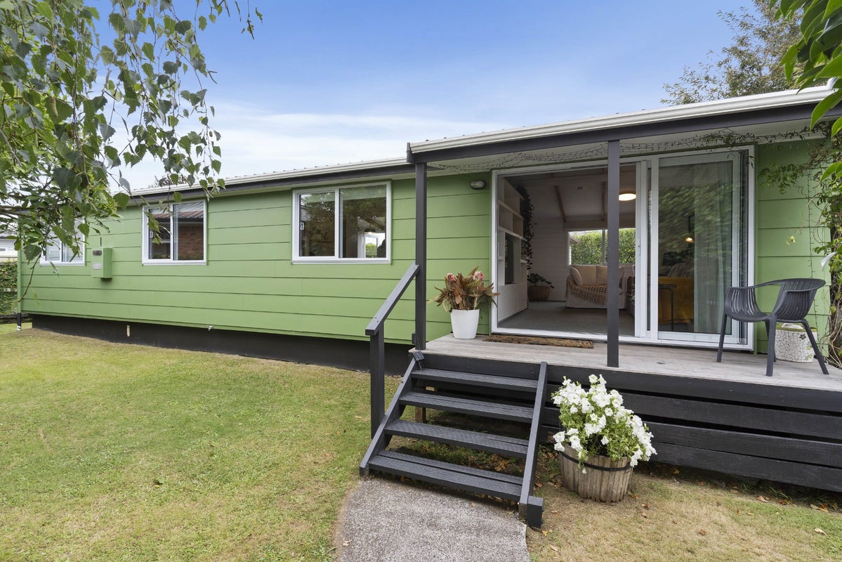 1/2 Springbank Lane, Te Atatu Peninsula, Auckland - Carousel 1