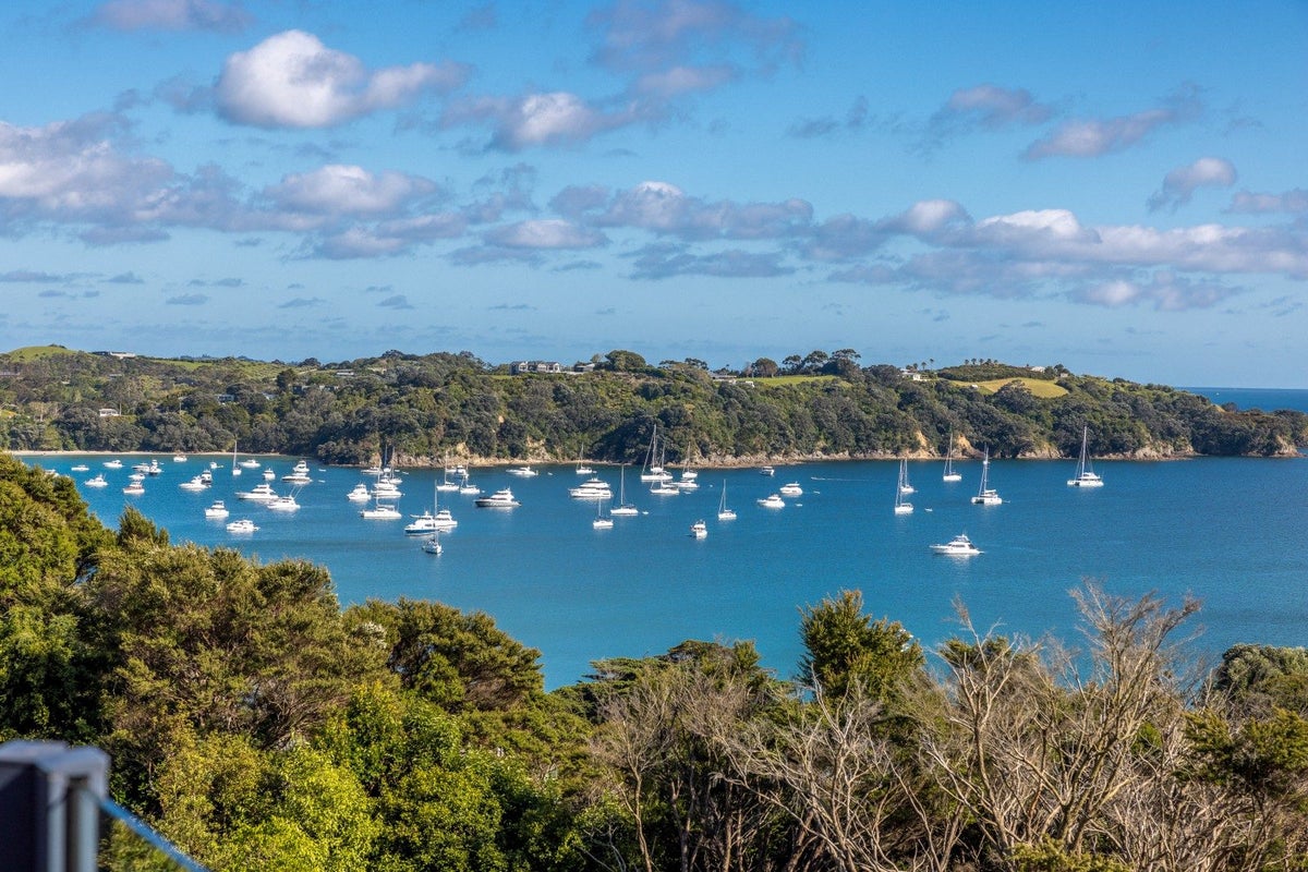 14 Tawa Street, Oneroa, Waiheke Island - Carousel 1