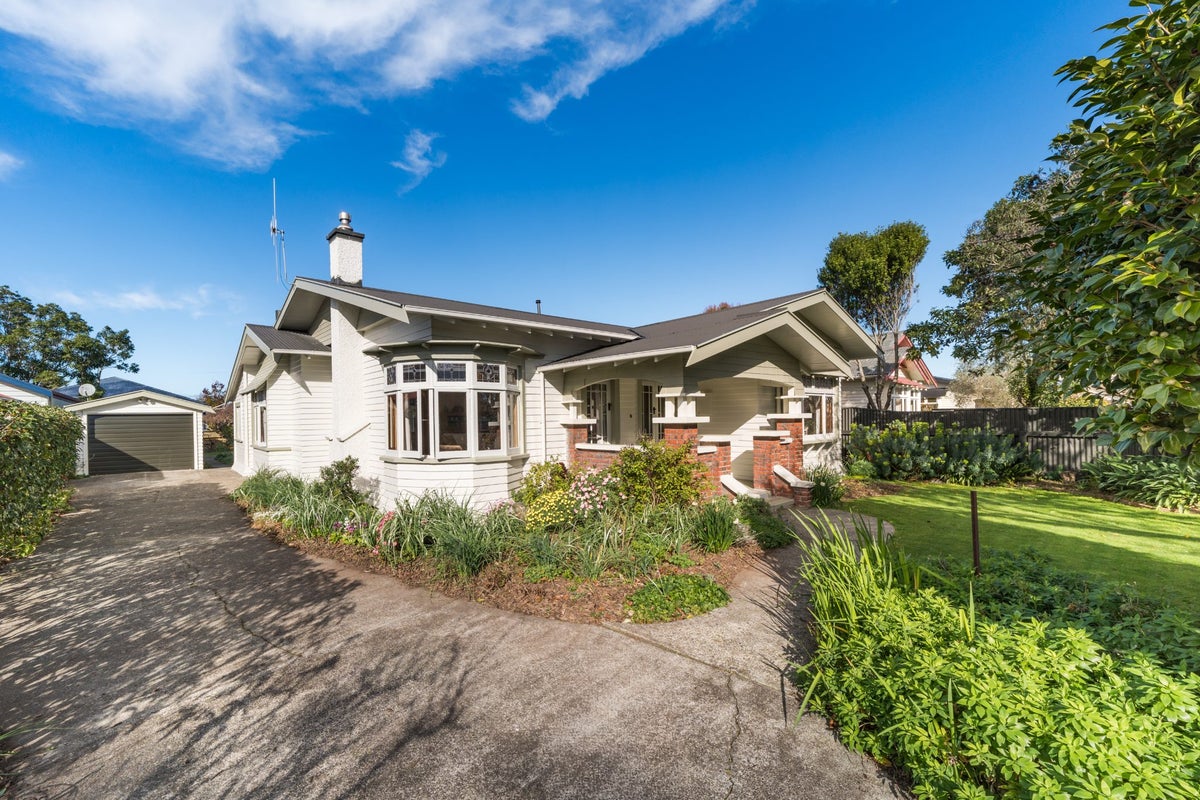 16 Argyle Avenue, Takaro, Palmerston North - Carousel 1