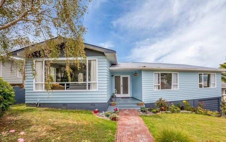 8 Cedar Street, Maungaraki, Lower Hutt - Carousel 1