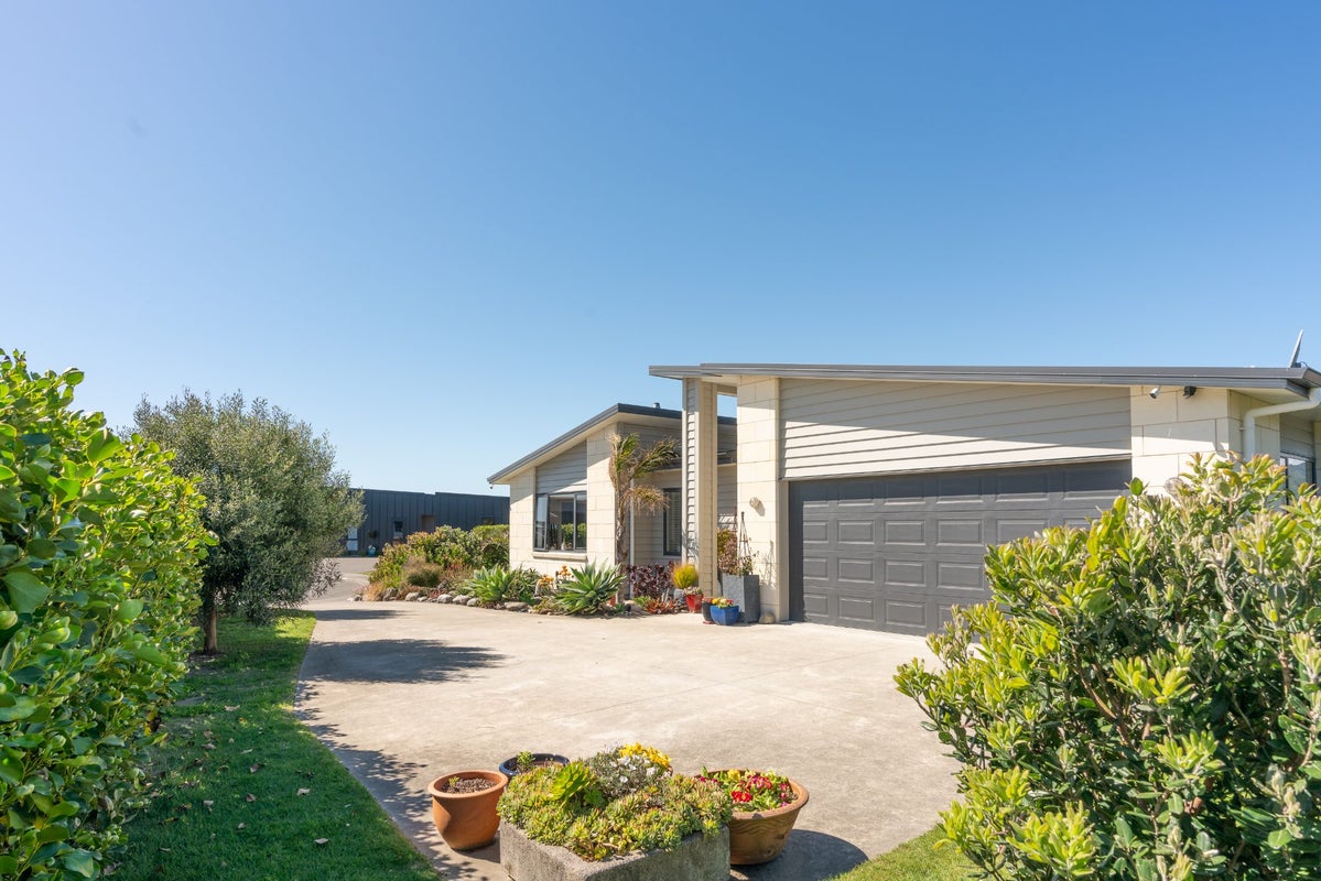 18 Takahe Drive, Paraparaumu Beach, Paraparaumu - Carousel 1