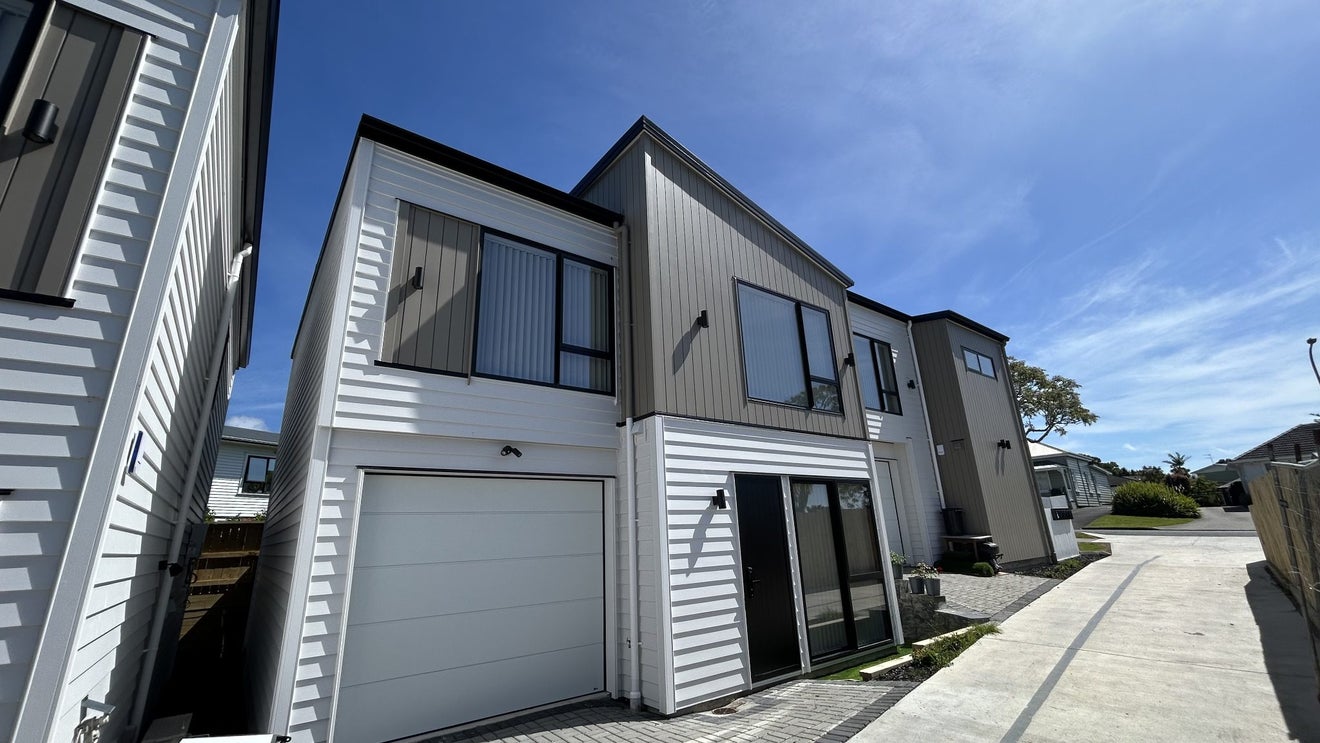 2/59 Howe Street, Howick, Manukau - Carousel 1