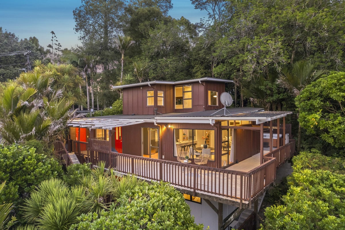 6 Otitori Bay Road, Titirangi, Auckland - Carousel 1