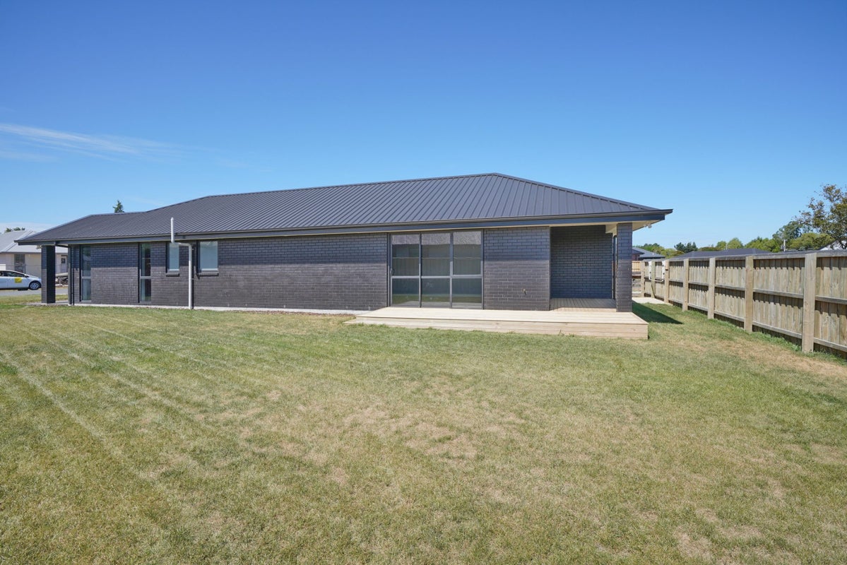18 Foster Place, Amberley, Amberley - Carousel 2