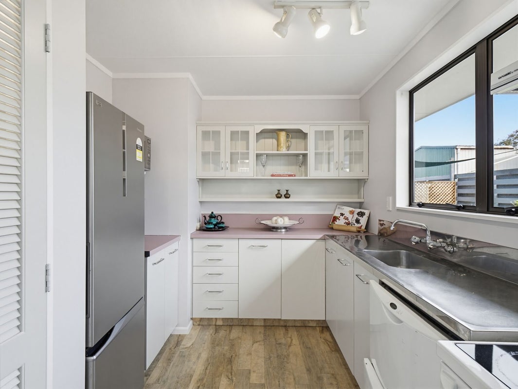 2 Hampton Place, Springvale, Whanganui - Carousel 2