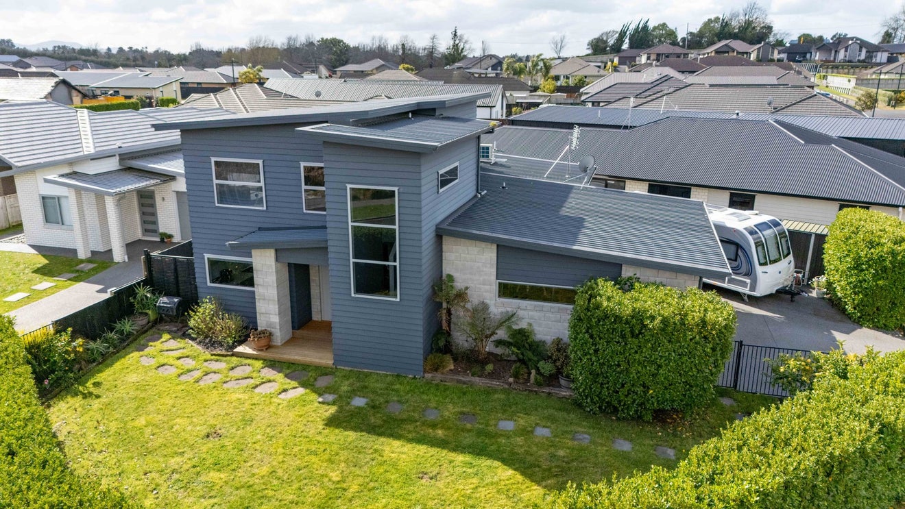 1 Loftus Place, Flagstaff, Hamilton, Waikato - Carousel 1