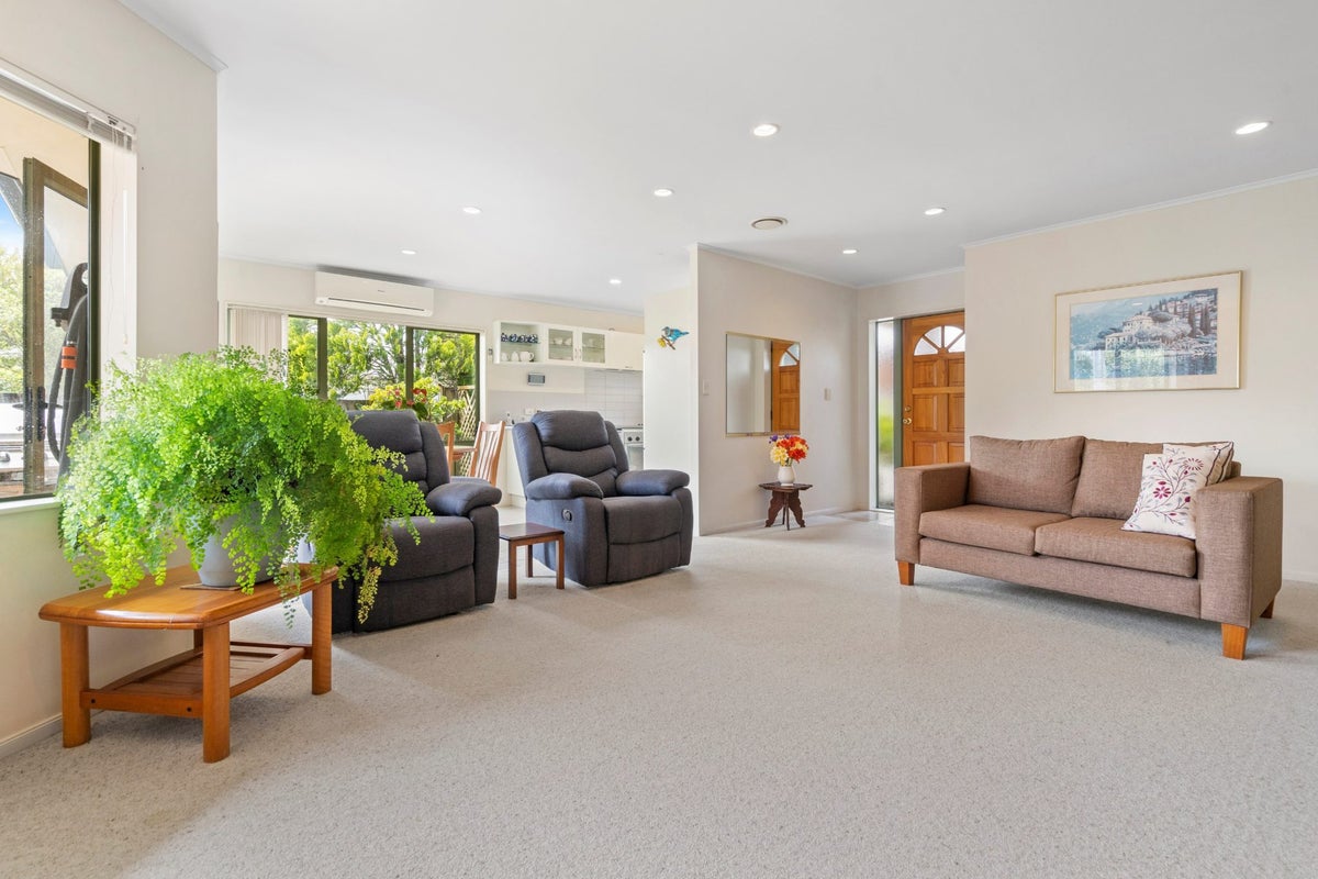 13A Boler Place, New Lynn, Auckland - Carousel 2