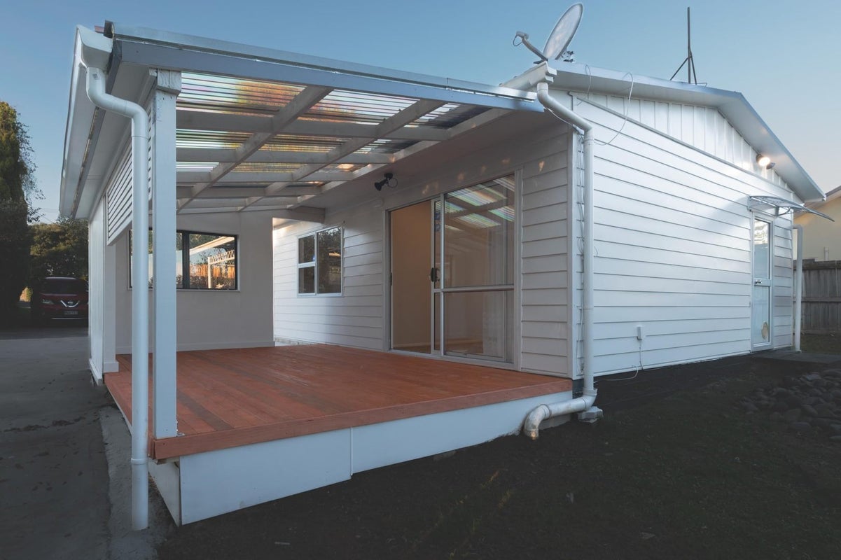 1/664 Te Atatu Road, Te Atatu Peninsula, Auckland - Carousel 9